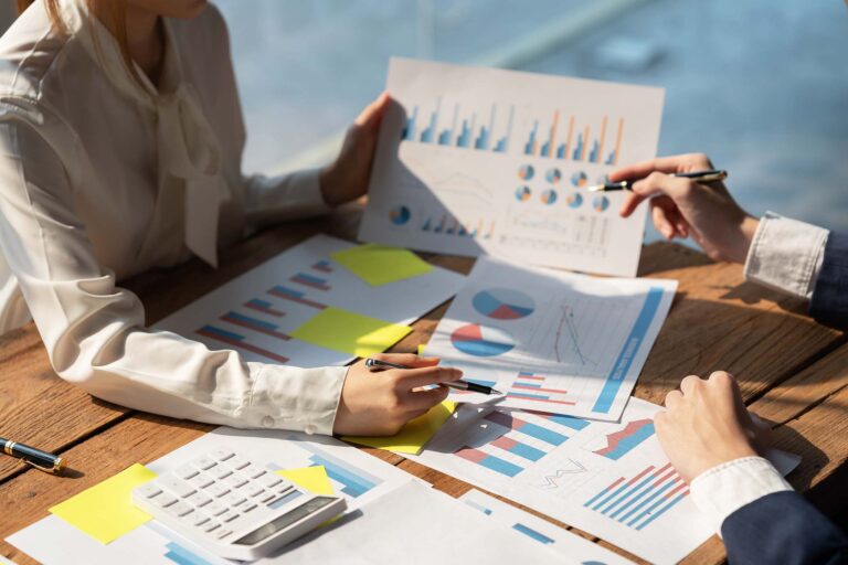 business-people-share-their-experiences-of-collabo-3ER2PH5.jpg